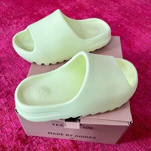 EUC sz 7 adidas YZY Yeezy Slides Glow Green